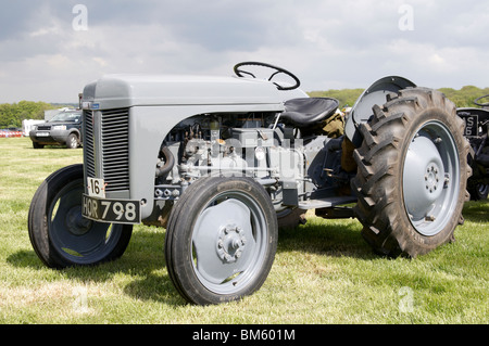 Les tracteurs agricoles classique affichée à la Loi Targett Memorial Rally tenue à Matterley Farm, Winchester, le 15 mai 2010. Banque D'Images