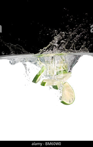 Certaines limes jeté dans l'eau avec fond noir et blanc Banque D'Images
