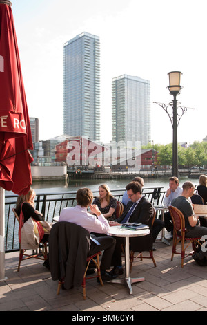 Les employés de bureau après le travail de socialisation Canary Wharf Londres Banque D'Images