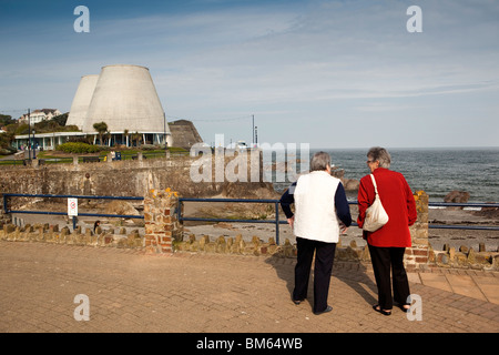 Royaume-uni, Angleterre, Devon, Ilfracombe, les visiteurs à discuter sur la promenade au-dessus de Wildersmouth Beach Banque D'Images