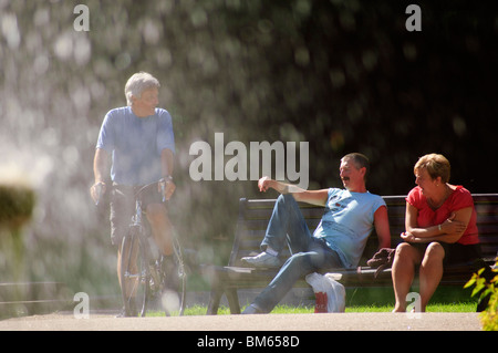 Conversation derrière spray d'une fontaine dans Williamson Park, Lancaster, Lancashire, Angleterre Banque D'Images