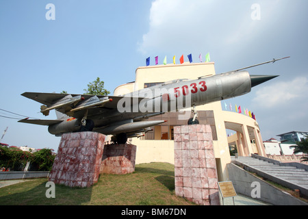 Mig-21 nord-vietnamiens jetfighter afficher dans le musée de la victoire, hanoi vietnam. Banque D'Images