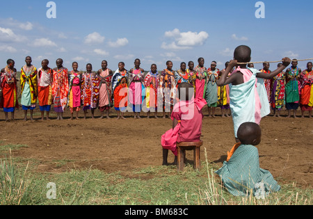 Les femmes Masai danser, Masai Mara, Kenya, Afrique de l'Est Banque D'Images