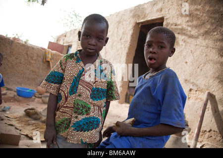 Les enfants dans le village de potiers de Kalabougou, au Mali, où les femmes forgerons ont travaillé pendant des siècles comme potiers traditionnels. Banque D'Images