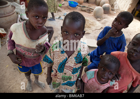 Les enfants dans le village de potiers de Kalabougou, au Mali, où les femmes forgerons ont travaillé pendant des siècles comme potiers traditionnels. Banque D'Images