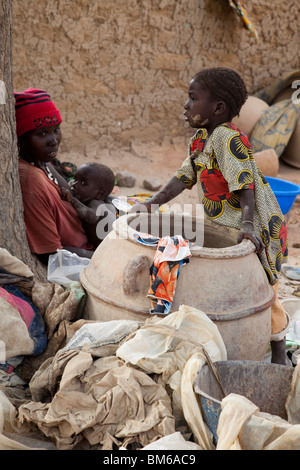 Les enfants dans le village de potiers de Kalabougou, au Mali, où les femmes forgerons ont travaillé pendant des siècles comme potiers traditionnels. Banque D'Images