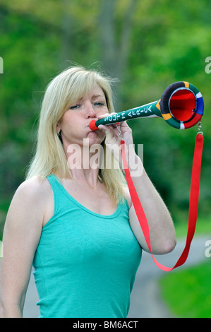 Sud-africaine de football féminin à souffler un supporteur corne Vuvuzela Banque D'Images