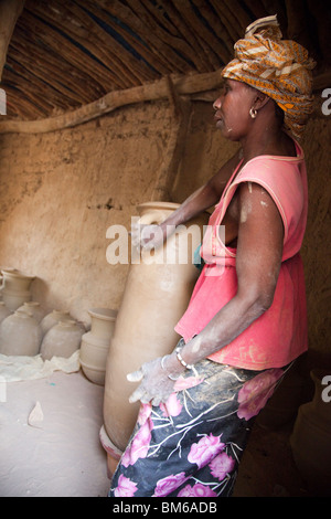 Dans le village de Kalabougou près de Ségou, au Mali, les femmes ont travaillé pendant des siècles comme potiers traditionnels. Banque D'Images