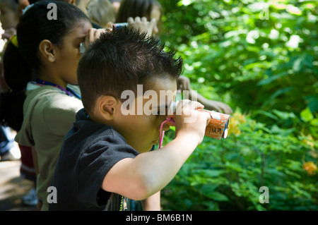 Les étudiants de première année rendez-vous l'observation des oiseaux dans Central Park à New York avec des jumelles Banque D'Images