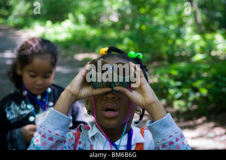 Les étudiants de première année rendez-vous l'observation des oiseaux dans Central Park à New York avec des jumelles Banque D'Images