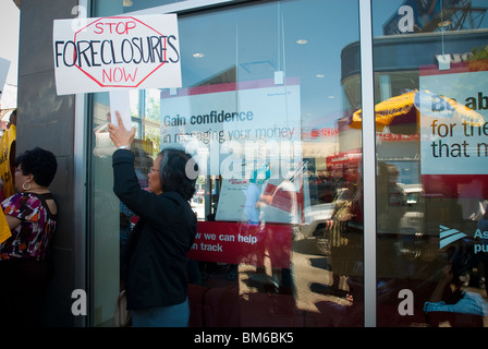 Manifestation devant une succursale de Bank of America à New York contre les saisies hypothécaires Banque D'Images