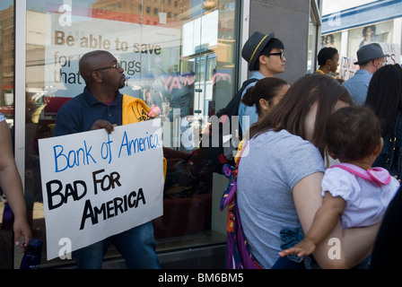 Manifestation devant une succursale de Bank of America à New York contre les saisies hypothécaires Banque D'Images