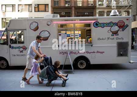 Le vendeur est l'alimentation Arrêt Cupcake vu de Chelsea à Manhattan à New York Banque D'Images