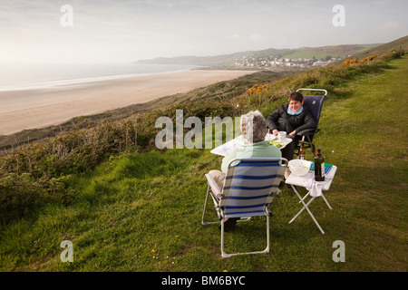 Royaume-uni, Angleterre, Devon, Woolacombe Sands Beach Marine Drive, deux femmes profitant de pique-nique au soleil Banque D'Images