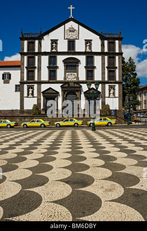 Pavé décoré en mosaïque traditionnelle Praca do Municipio et Église de Sao Joao Evangelista Funchal Madeira Portugal Europe de l'UE Banque D'Images