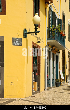 Rangée de magasins commerces commerces locaux entreprises dans le centre ville de Funchal Madère Portugal Europe Banque D'Images