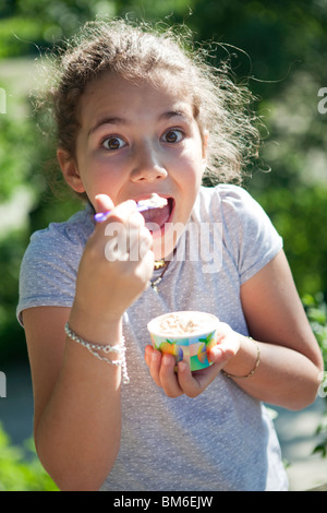 Jeune fille de 9 ans ayant une glace Banque D'Images