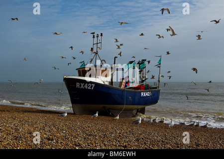 Bateau de pêcheur sur la plage, à Hastings, East Sussex, Angleterre du Sud-Est, England, UK Banque D'Images