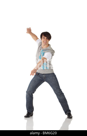 Seul caucasien homme danseur de claquettes portant des jeans montrant différentes étapes dans studio avec fond blanc et marbre réfléchissant Banque D'Images