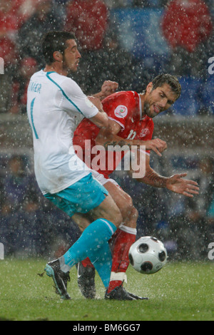Tumer Metin, de Turquie (G) et Valon Behrami, de Suisse (d), se battent pour le ballon sous de fortes pluies lors d’un match de l’Euro 2008, le 11 juin 2008 au Jakob-Park à Bâle, Suisse. Usage éditorial exclusif. Utilisation commerciale interdite. (Photographie de Jonathan Paul Larsen / Diadem images) Banque D'Images