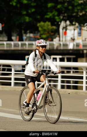 Vue latérale d'une femme adulte d'une bicyclette. Banque D'Images