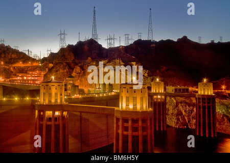 Soir vue sur le Barrage Hoover, un barrage poids en béton-arch dans le fleuve Colorado, à la frontière entre l'Arizona et du Nevada. Banque D'Images