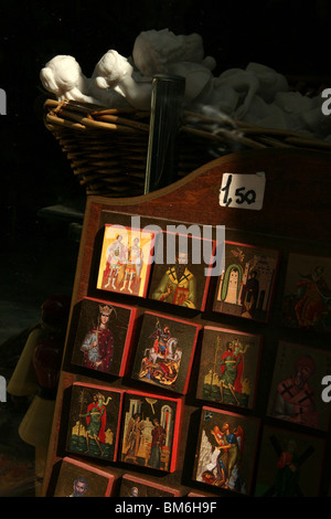 Icônes orthodoxes dans une boutique de souvenirs dans le quartier de Plaka à Athènes, Grèce. Banque D'Images