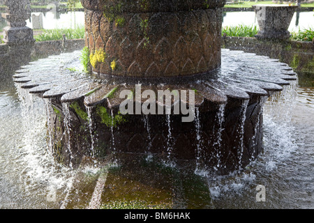 Détail de la Nawa Sanga fontaine à eau Taman Tirta Gangga Palace Bali Indonesia Banque D'Images