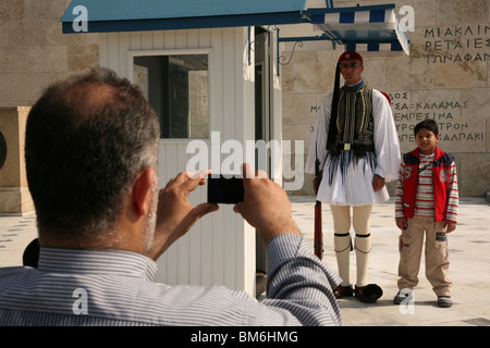 Evzones guard le Tombeau du Soldat inconnu à la place Syntagma à Athènes, Grèce. Banque D'Images