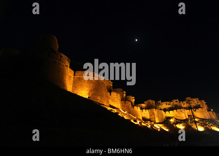 Vue de nuit fort de Jaisalmer, construit sur la colline de Trikuta à Jaisalmer, Rajasthan, Inde. Banque D'Images