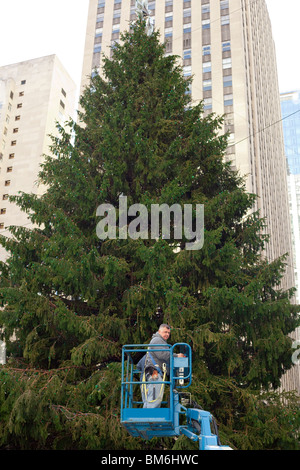 Mis en place à l'arbre de Noël du Rockefeller Center, New York City Banque D'Images