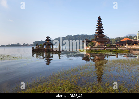 Pura Ulun Danu Bratan, Hindu-Buddhist temple dans Candykuning, Bali, Indonésie Banque D'Images