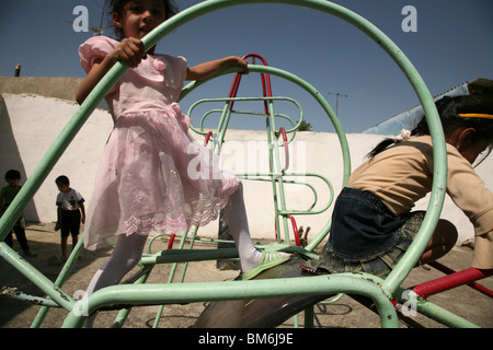 Enfants jouant dans le jardin d'enfants à Boukhara, Ouzbékistan. Banque D'Images