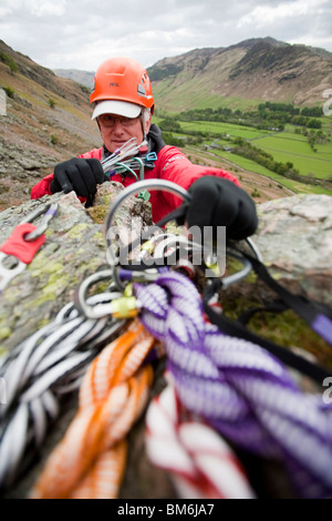 Les membres de l'/Langdale Ambleside Mountain Rescue mise en place de relais sur une équipe de formation dans la vallée de Langdale Banque D'Images