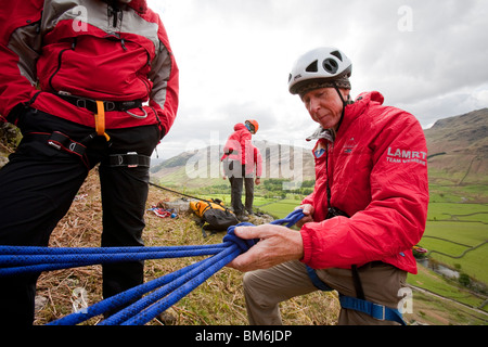 Les membres de l'/Langdale Ambleside Mountain Rescue mise en place de relais sur une équipe de formation dans la vallée de Langdale Banque D'Images