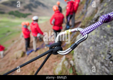 Les membres de l'/Langdale Ambleside Mountain Rescue mise en place de relais sur une équipe de formation dans la vallée de Langdale Banque D'Images