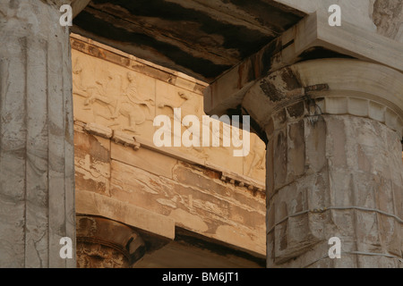 Frise du Parthénon à la l'acropole d'Athènes en Grèce. Banque D'Images