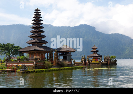 Pura Ulun Danu Bratan, Hindu-Buddhist temple dans Candykuning, Bali, Indonésie Banque D'Images