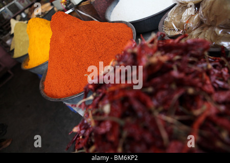 Les piments et les épices sur l'affichage à l'Sardar Market à Jodhpur, Rajasthan, Inde. Banque D'Images