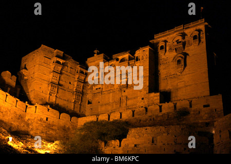 Vue de nuit fort de Jaisalmer, construit sur la colline de Trikuta à Jaisalmer, Rajasthan, Inde. Banque D'Images