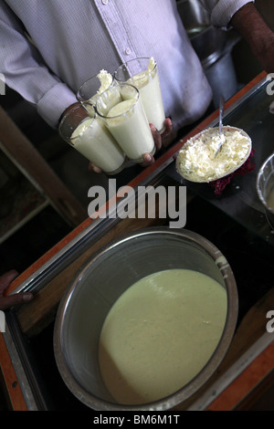 Un homme verse lassi yaourt indien ( boisson ) à l'Sardar Market Jodhpur, Rajasthan, Inde. Banque D'Images