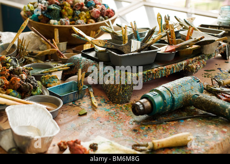 Banc de l'œuvre d'un artiste est jonchée d'outils et de la cire. Banque D'Images