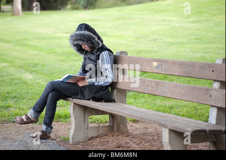 Female student reading à uc davis Banque D'Images