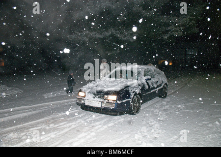 Car être poussé dans l'accumulation de neige dans la nuit Banque D'Images