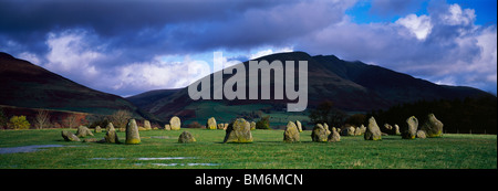 Le cercle de pierres de Castlerigg et Blencathra dans le Parc National de Lake District près de Keswick, Cumbria, Angleterre. Banque D'Images