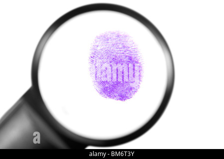 Vue d'empreintes digitales à travers une loupe Banque D'Images