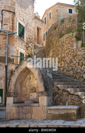 Un joli point d'eau dans le centre de Valldemossa (Majorque - Espagne). Un joli point d'eau dans le centre de Valldemossa (Majorque - Espagne). Banque D'Images