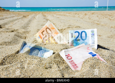 L'argent : l'Euro sur une plage magnifique. D'euros dans le sable. Banque D'Images