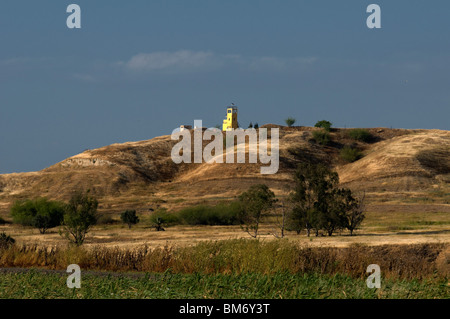 Un poste militaire jordanien donne sur la zone frontalière de Naharayim ou enclave Baqoura entre Israël et la Jordanie En Jordanie Israël valley Banque D'Images