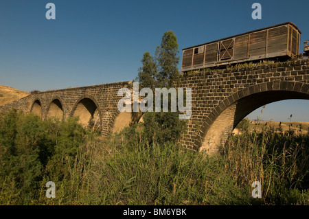 Un wagon abandonné sur l'ancien pont de chemin de fer ottoman à l'ancienne gare de Gesher du chemin de fer de la vallée de Jezreel à Gesher, en Israël Banque D'Images